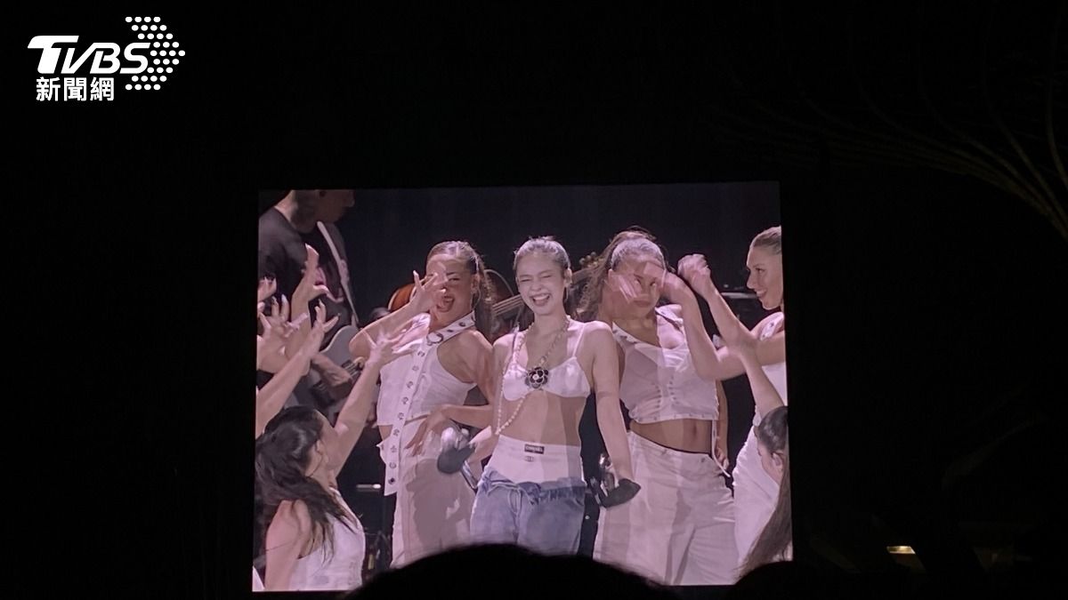 直擊/Jennie脫了!辣露北半球+超猛低腰 Rosé今天吃鹹酥雞