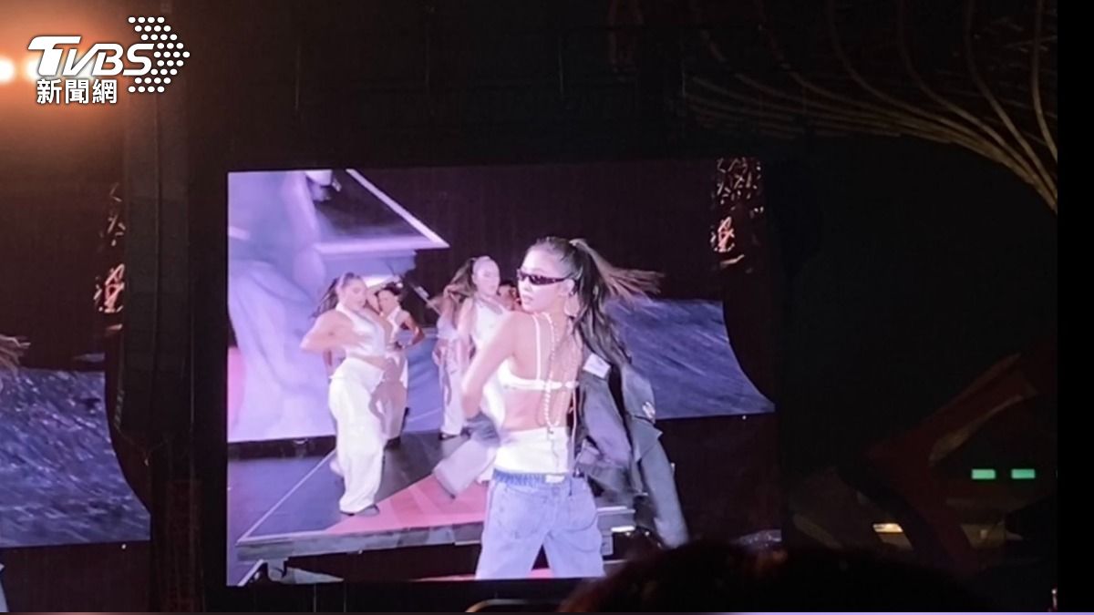 Jennie辣秀超猛低腰褲頭。(圖/林坤緯攝)