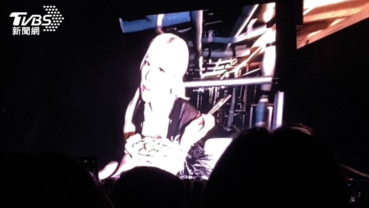 Rosé solo演唱前吃的美食是鹽酥雞。(圖/林坤緯攝)
