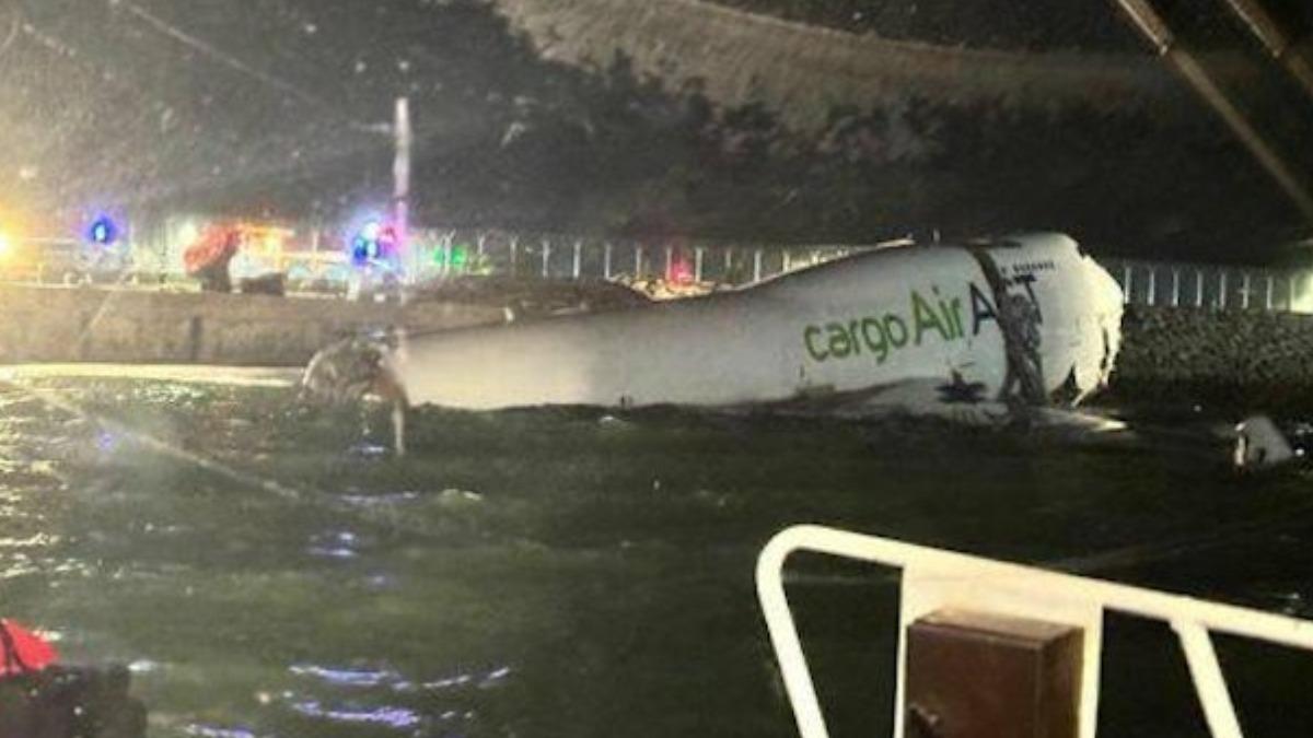 香港機場嚴重事故!阿聯酋航空貨機「衝出跑道墜海」釀2死 畫面曝光