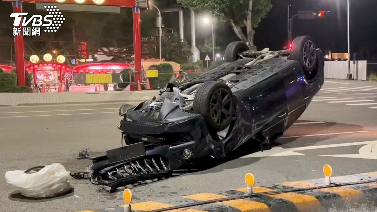 轎車輪胎噴飛。(圖/TVBS)