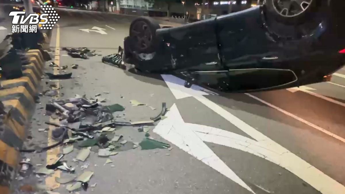 車體毀損破裂。(圖/TVBS)