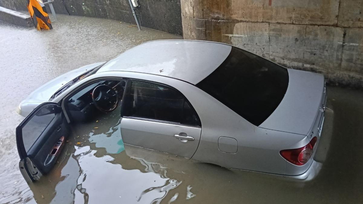 暴雨襲宜蘭!路面成河「轎車遭滅頂」畫面曝 居民轟:早該處理