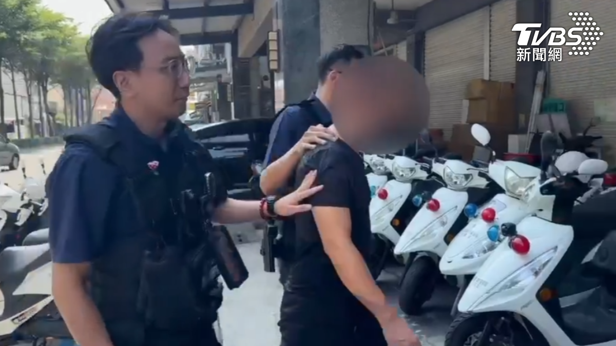 高雄男沿路試槍毀損兩輛車，落網時供稱「只為好玩」。（圖／TVBS）