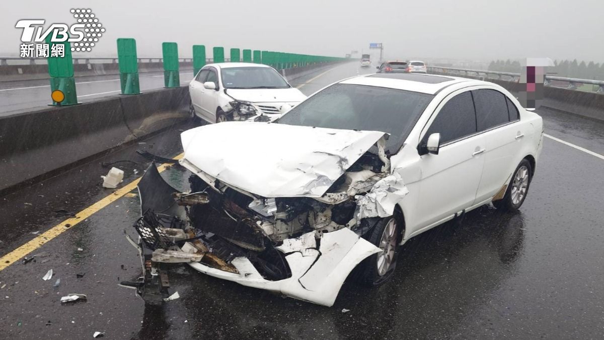 女子撞擊護欄後滑行至內側車道,後方車輛閃避不及發生碰撞。(圖/TVBS)