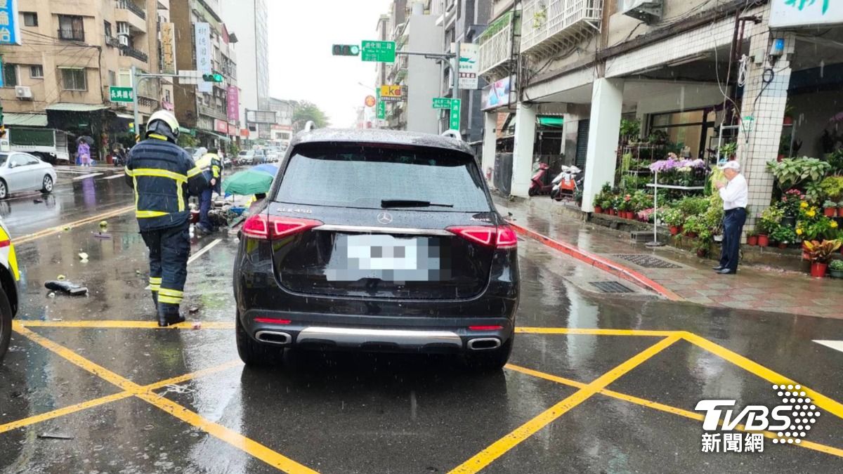 北市酒泉街汽機車嚴重事故!七旬翁不治、婦骨折送醫
