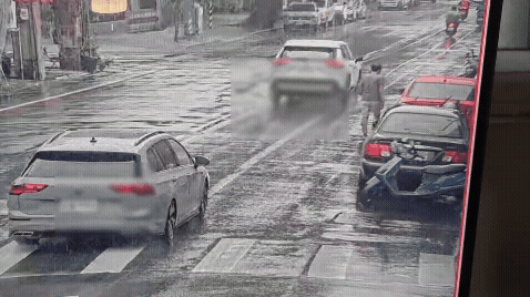 路樹砸中一台停在停車格的轎車。（圖／TVBS）