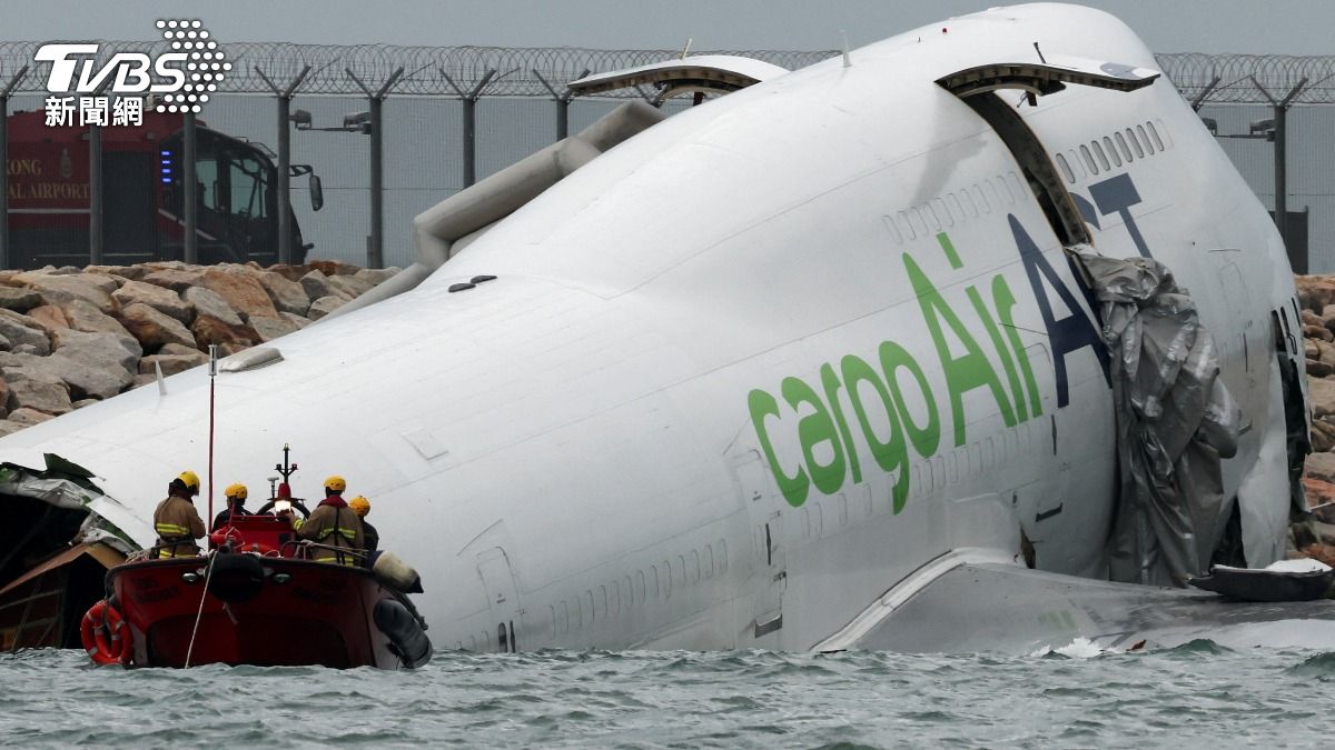 一架阿聯酋航空貨機20日清晨飛抵香港降落機場時滑出跑道,機上4名機組人員獲救送院2名地勤人員落海後不治身亡。 (圖/達志影像路透社)