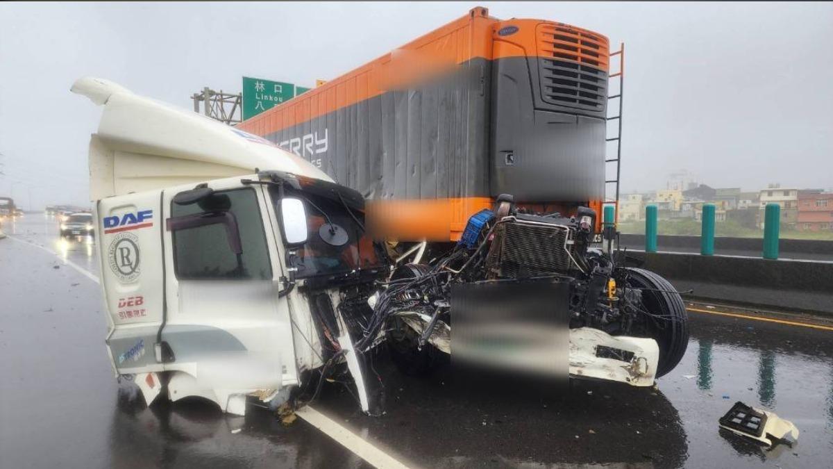 台61線大貨車自撞護欄 司機墜橋不治