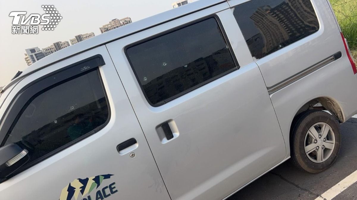 這台貨車停在停車格,從頭到尾,出現整排彈痕,讓被害車主一早取車,簡直嚇壞了(圖/翻攝Threads_zhiy_0416)