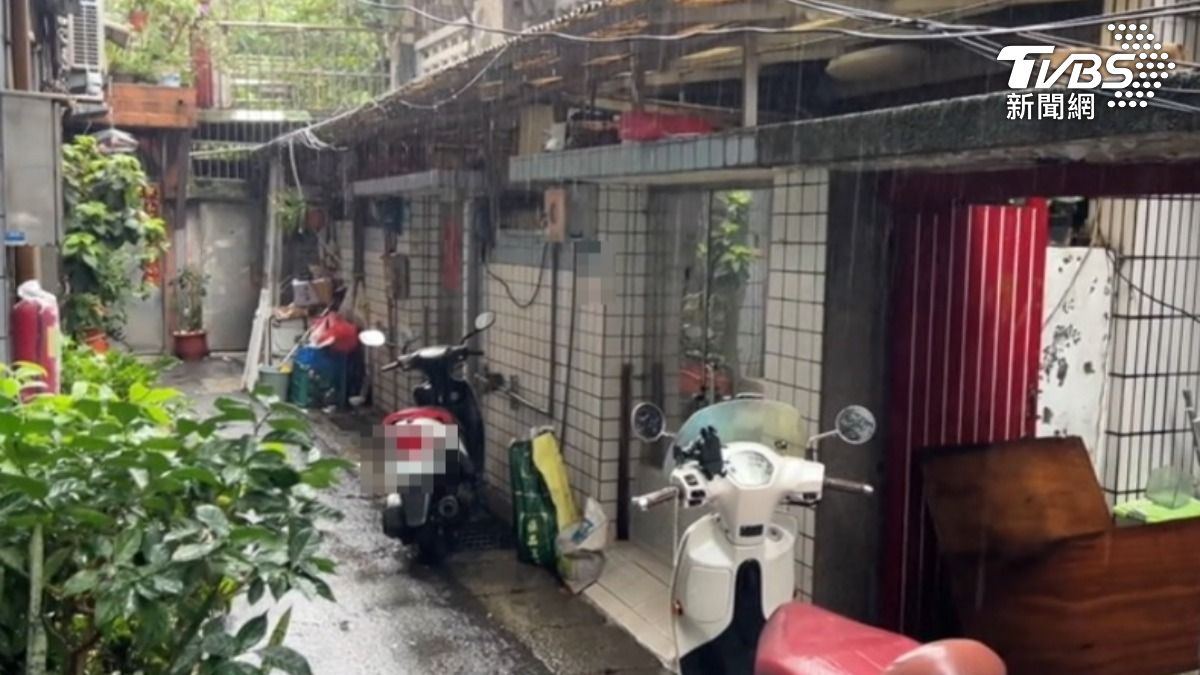 大雨灌中和民宅，水淹腳踝高，居民清掃忙整夜。（圖／TVBS）