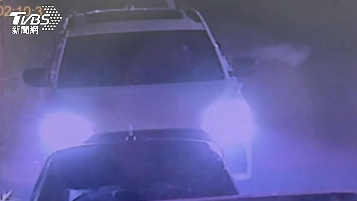 白色小客車,停在路邊,駕駛座的窗戶,還突然出現一道白色氣體,砰一聲路邊車子的玻璃直接破了(圖/TVBS)