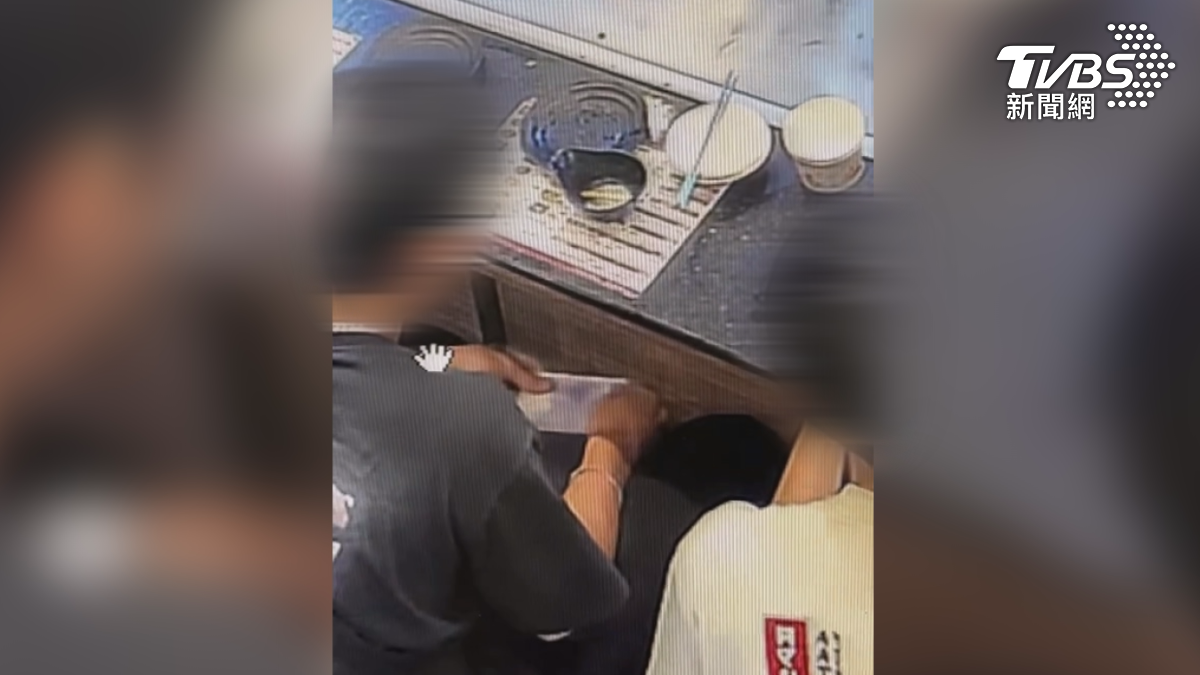 監視器拍下一組男客人，在座位下面鬼鬼祟祟，拿出一張千元大鈔，行為詭異，店家檢查當天營業額，果然收到假鈔（圖／翻攝Threads___7414la__）