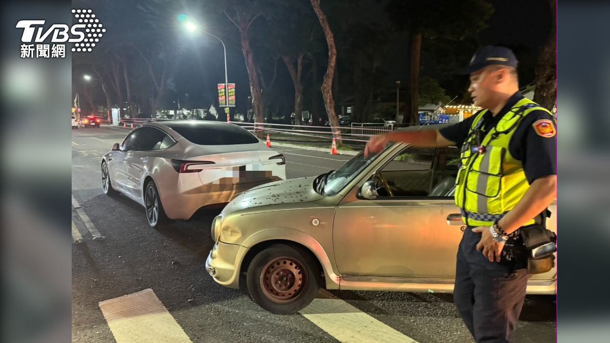張姓竊賊偷走了一輛小型掀背車,在路上蛇行超車,最後擦撞到一輛特斯拉,還要企圖逃跑,剛好是韓團BLACKPINK演唱會第二天的活動,因此車流量驚人,讓警方及時到場逮人(圖/TVBS)