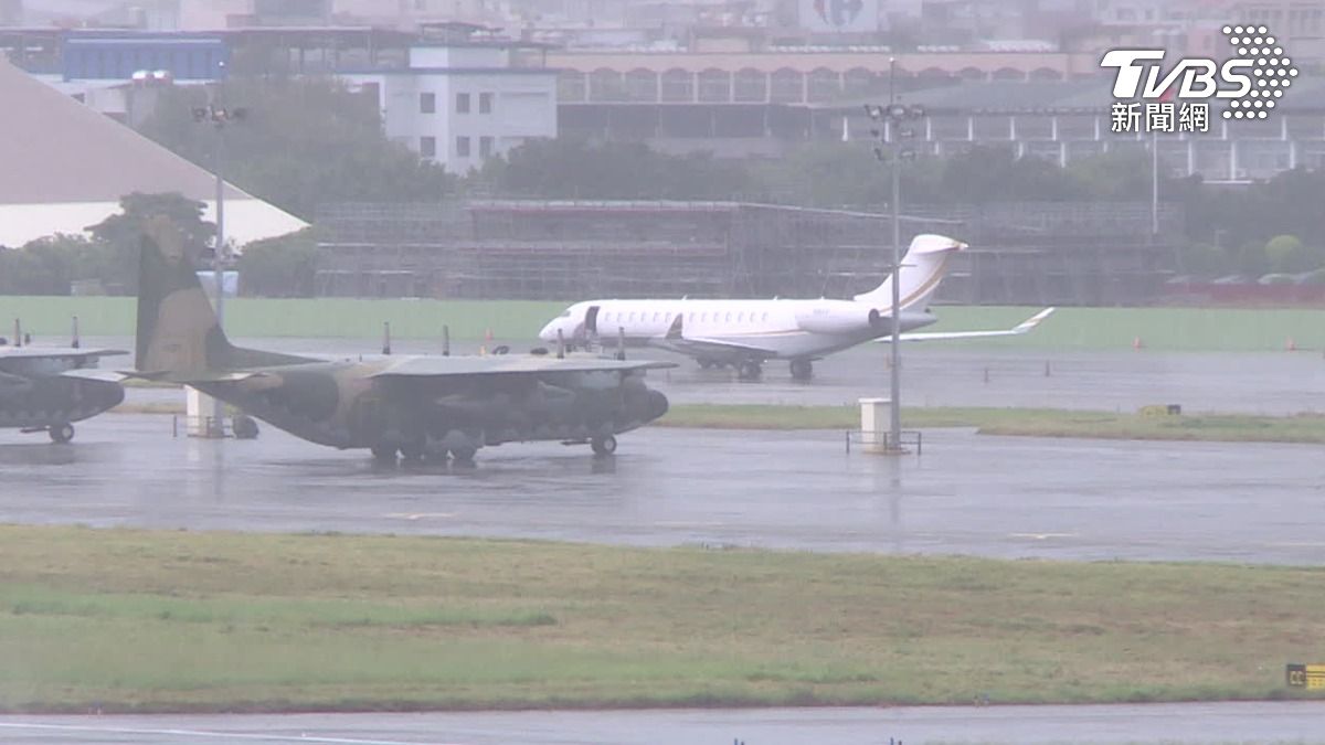 疑似LV三公子的私人飛機停在松山機場。（圖／TVBS）