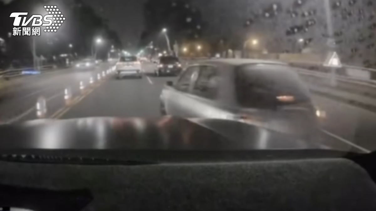 張姓竊賊開著偷竊的小客車,在路上蛇行超車,突然變換車道插到前頭,接著又找空隙到處亂鑽,行徑實在危險(圖/翻攝Threads_shuo15_)