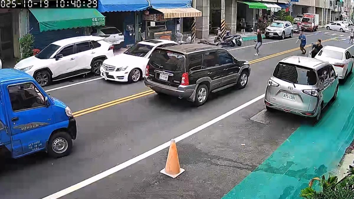 女駕駛聽到遠處警笛聲響時仍未下車處理，進行第二次肇逃。(圖／民眾提供)