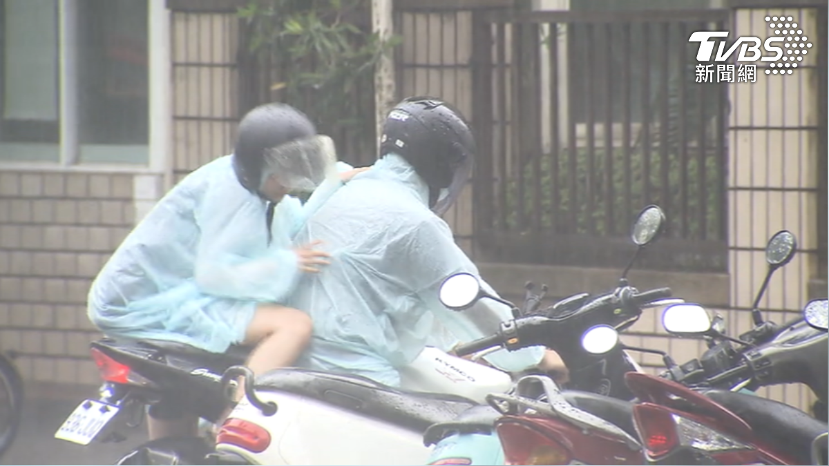 北台灣大雨不斷,氣象署中午12時啟動大規模豪雨作業。(圖/TVBS)