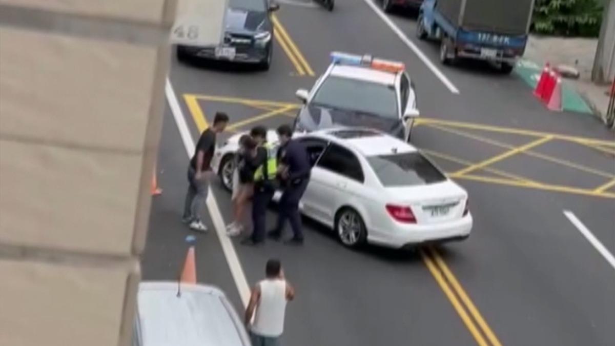 退休女撞１４車肇逃，自稱「昏沉」遭警拖出。(圖／民眾提供)