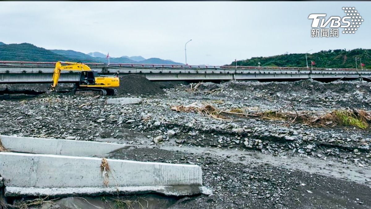 接連颱風肆虐造成台東太平橋下土石淤積過高,縣府緊急疏濬整治。(圖/TVBS)