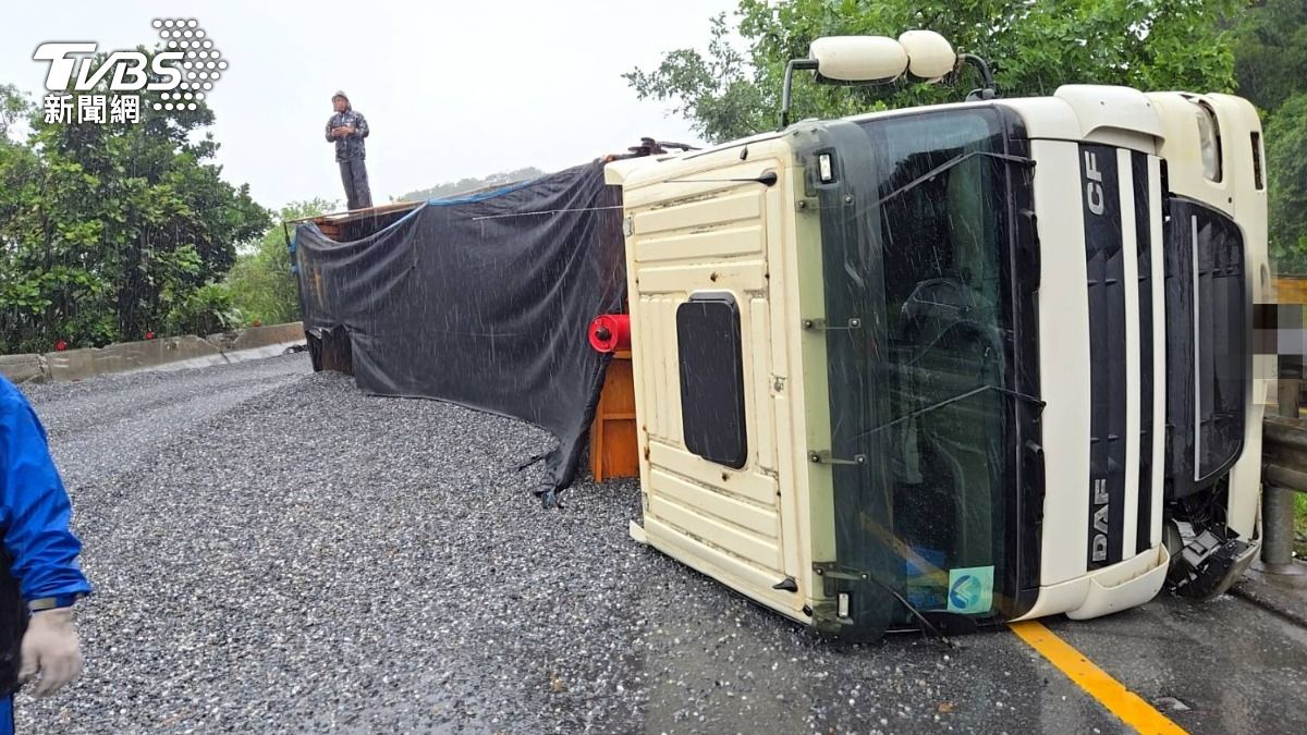 快訊/新北瑞芳「砂石車翻覆」1男1女送醫 大量砂石阻道路
