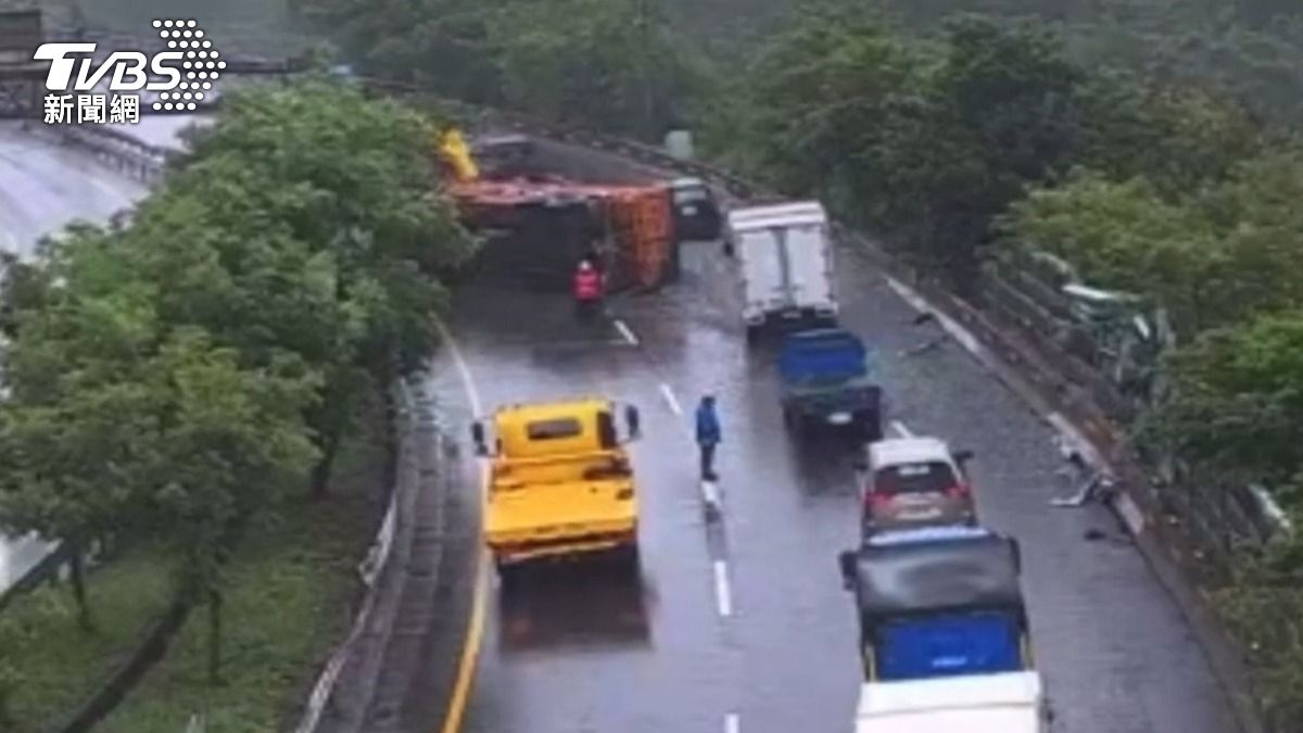 瑞芳砂石車翻覆,大量砂石阻塞道路。(圖/TVBS)