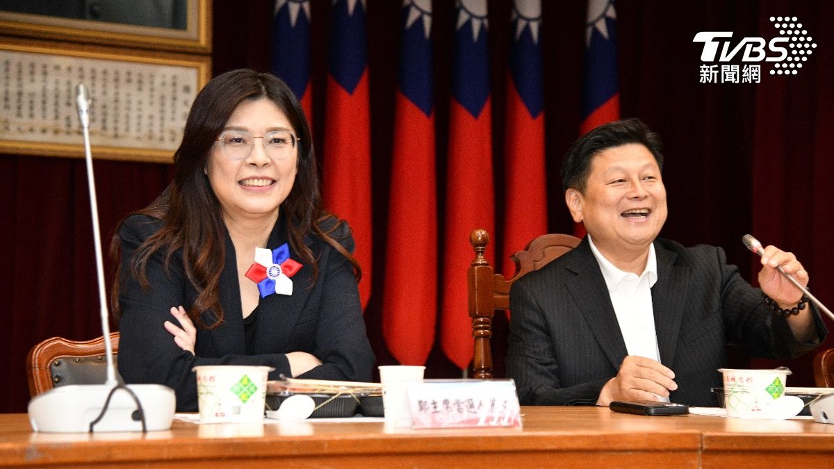 國民黨主席當選人鄭麗文首次拜會國民黨團,黨團總召傅崐萁歡迎她「回娘家」。(圖/胡瑞麒攝)