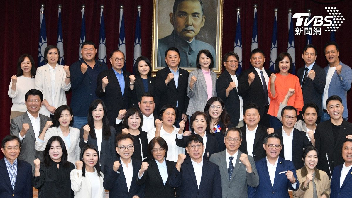 國民黨主席當選人鄭麗文首次拜會國民黨團,共39位藍委到場。(圖/胡瑞麒攝)