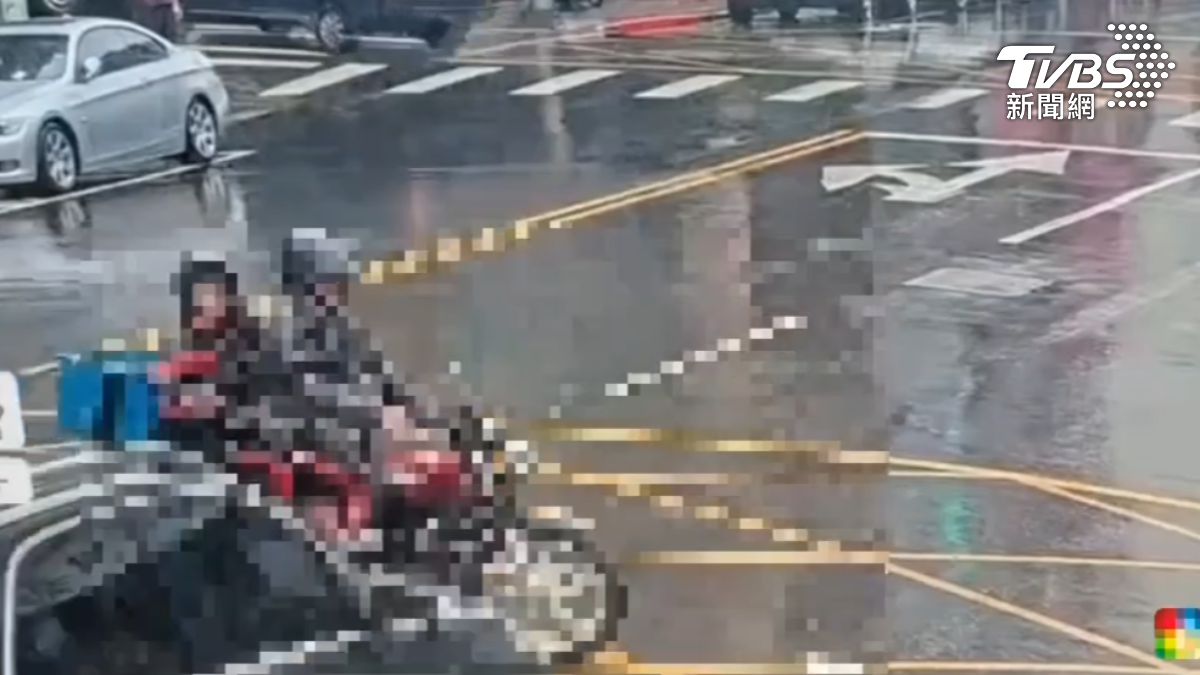 機車右側車身遭自小客車前車頭撞倒。(圖/TVBS)