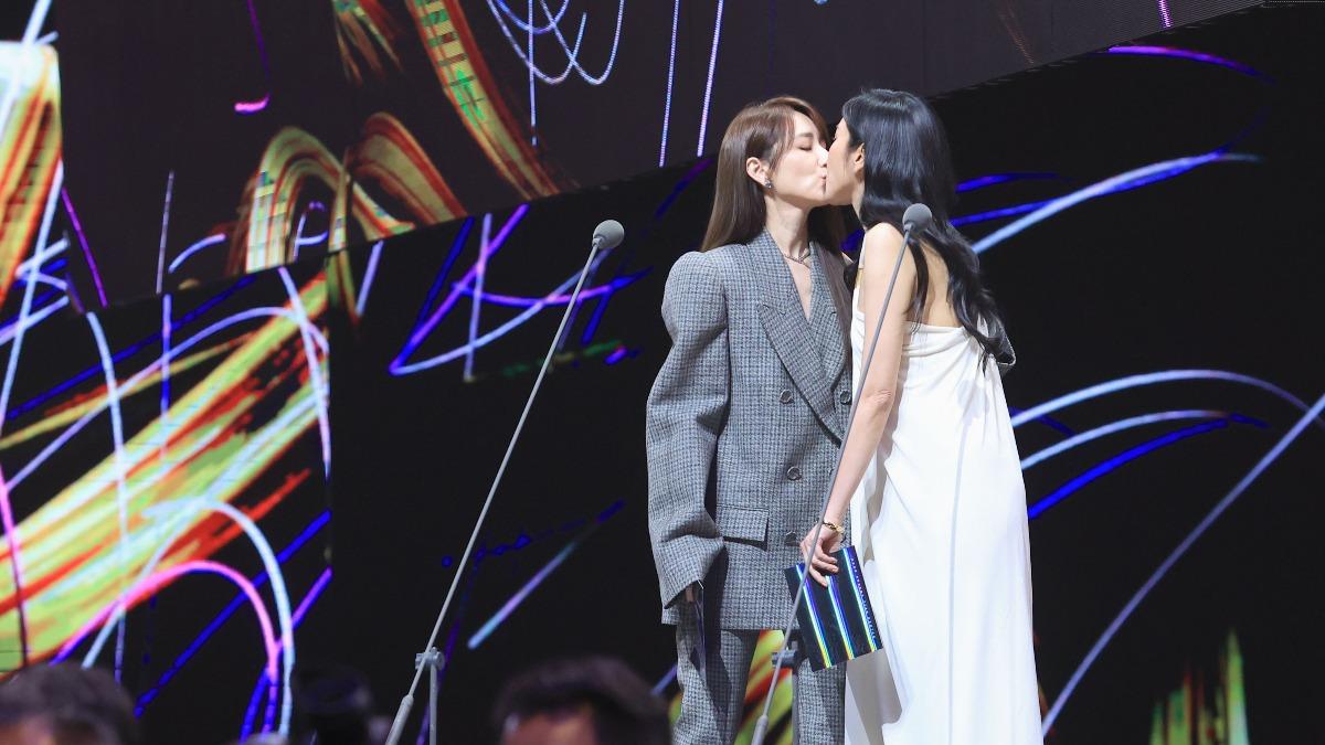 柯佳嬿與楊謹華同台頒獎。(圖/三立提供)
