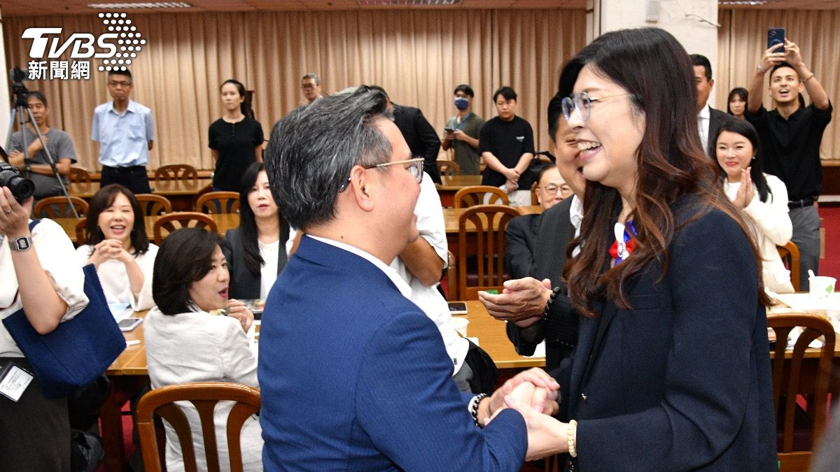 選前遭砲「履歷蒼白無力」!鄭麗文主動擁抱「盧媽之子」大和解