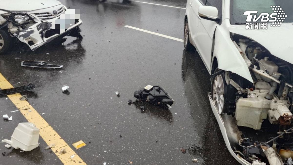 國道連環撞,轎車翻覆,45歲男受困。(圖/TVBS)