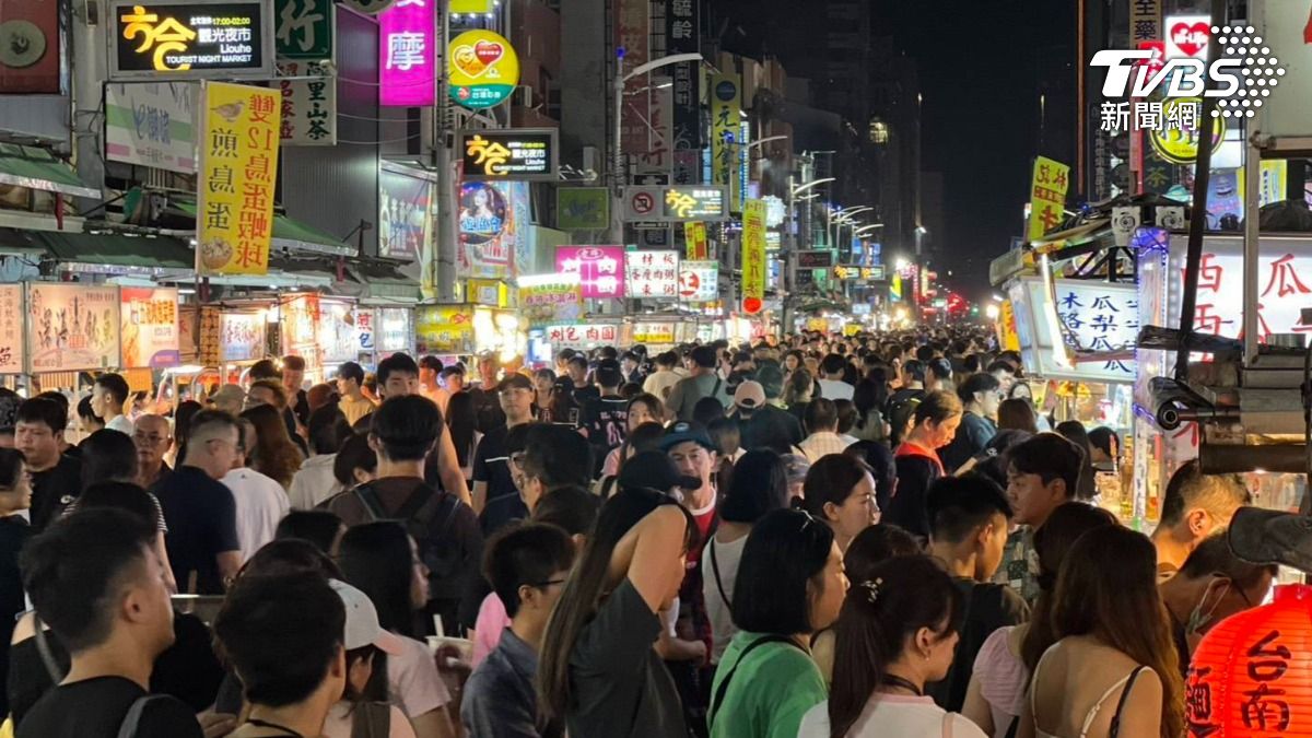 周末兩天的演唱會,知名的六合夜市就湧入大批遊客,加上市府發出夜市券人潮至少上漲3成,共破3億元產值(圖/TVBS)