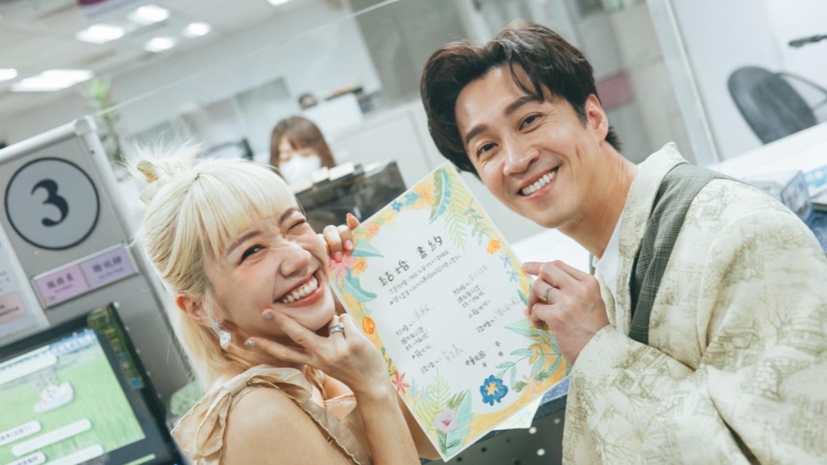 Lulu和陳漢典登記結婚。(圖/天地合娛樂&民間友人提供)
