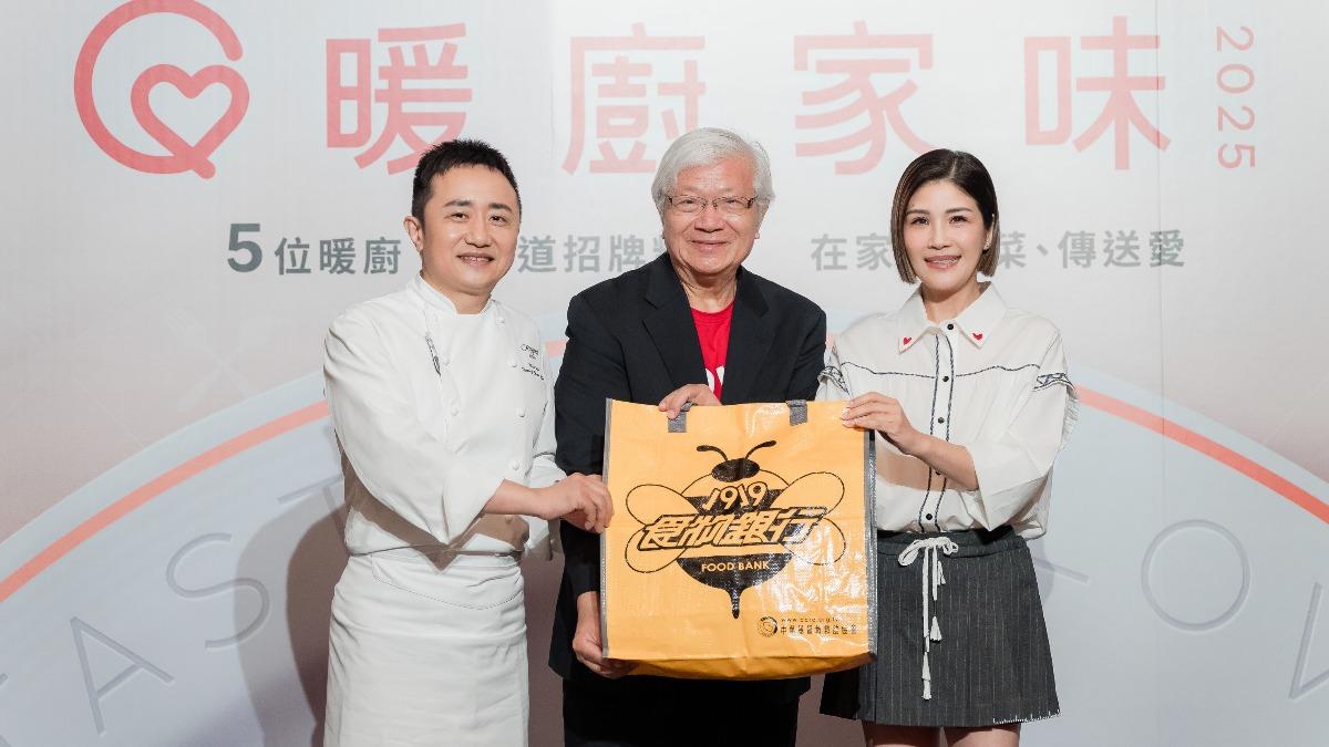 蔣雅淇(右起)夏忠堅牧師與暖廚鄔海明,一起拿著食物包宣告新一輪暖廚計畫啟動。(圖/暖廚家味)