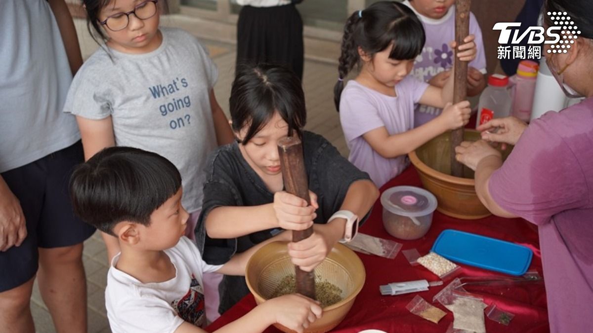 台南客家藝術節變身親子音樂嘉年華,活動現場當中受歡迎的,還有客家擂茶及紙傘DIY的活動,讓小朋友們玩得開心。(圖/TVBS)