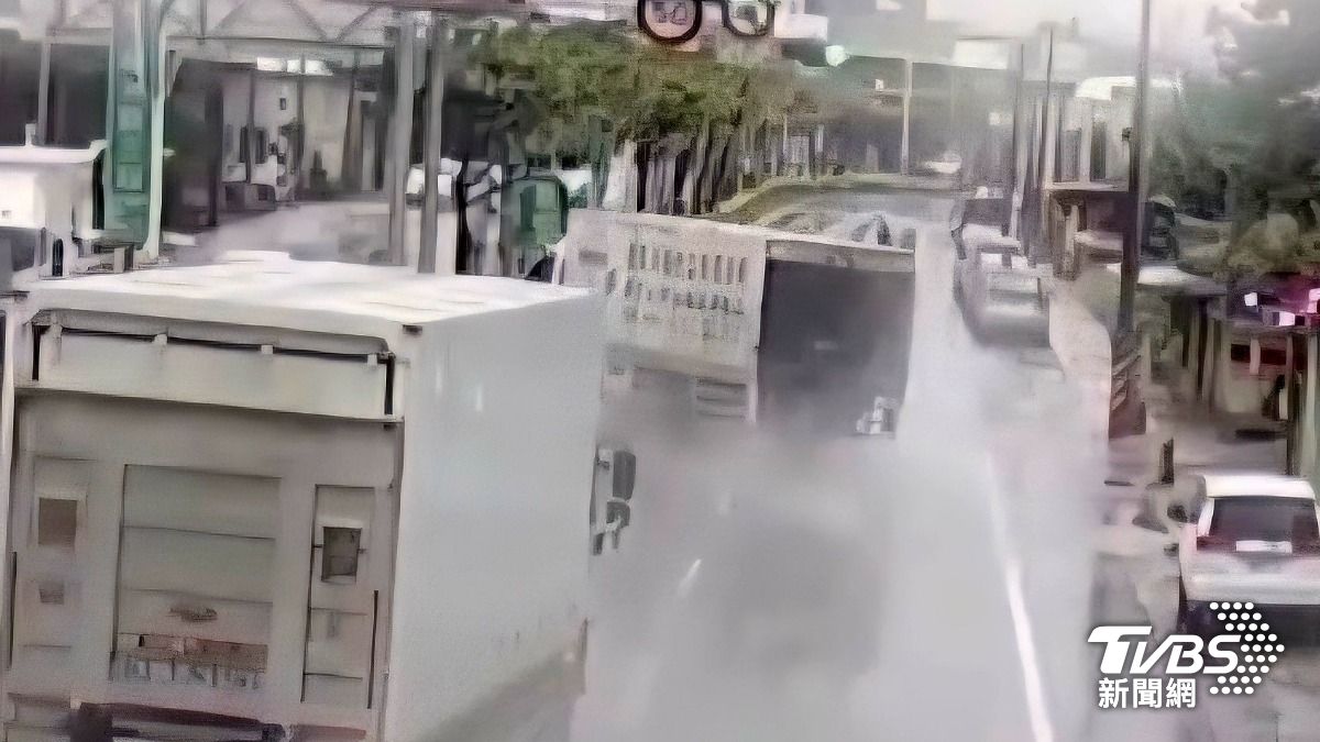 八里驚險車禍!大貨車失控衝越分隔島 號誌燈桿斷三節