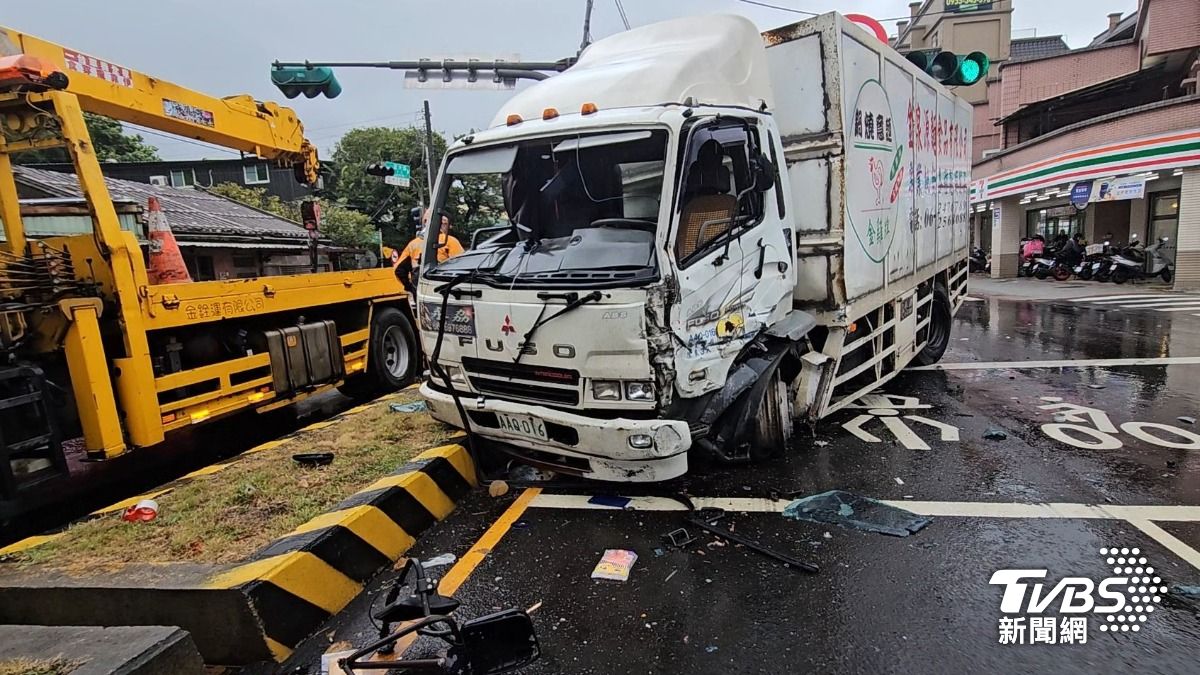 大貨車失控衝撞,不僅車頭全毀駕駛受困其中,還撞毀號誌燈桿,波及兩部車。(圖/TVBS)