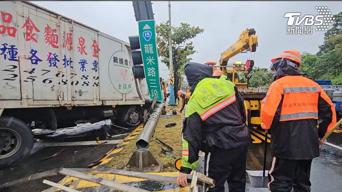 八里龍米路、忠四路口號誌燈桿直接斷成三截,波及三車,所幸只有駕駛骨折,及時送醫。(圖/TVBS)