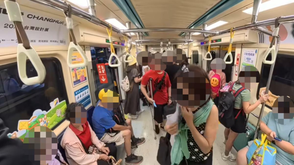 男子拄著拐杖上捷運。(圖/翻攝自爆料公社)
