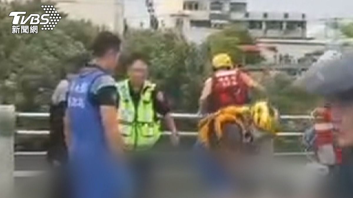 74歲妻墜水圳 老夫跳救「一死一傷」。(圖/TVBS)
