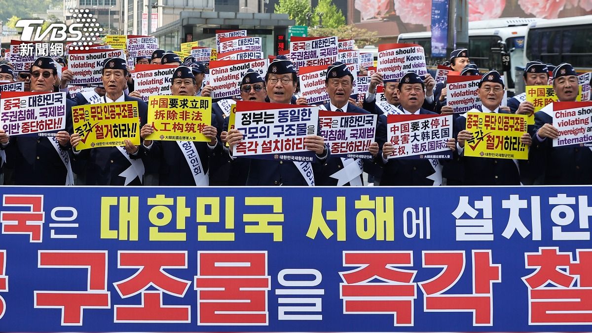 南韓總統李在明上任後想修補與中國關係,但今年以來南韓相關反中示威有增無減,之後的APEC維安恐面臨挑戰。(圖/達志影像歐新社)