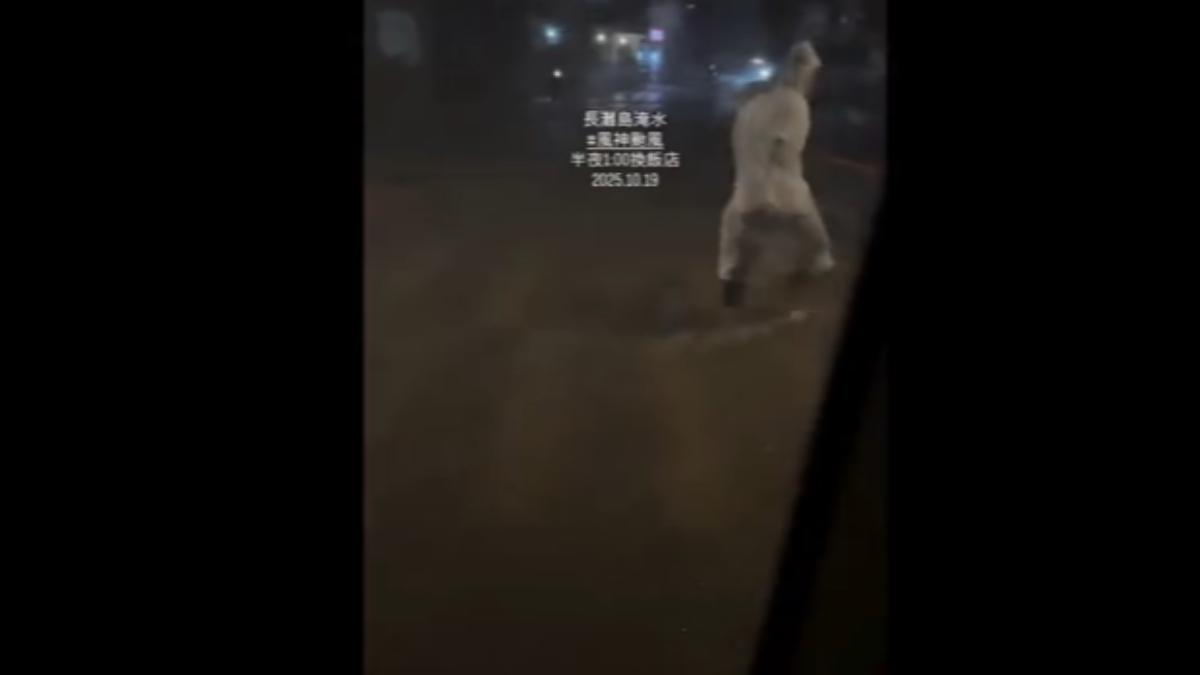 受颱風影響，長灘島也下起豪雨，路面般滿現幾乎快看不見。（圖／民眾提供）