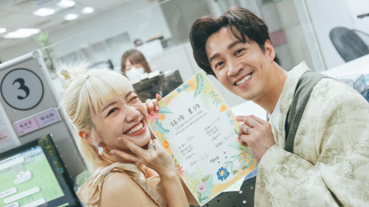 Lulu以及陳漢典在20日下午突襲戶政事務所，登記結婚正式結為夫妻。（圖／提供天地合娛樂.民間友人）