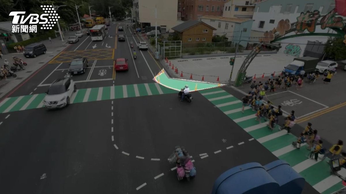 霧峰中正路新劃「標線型人行道+防撞桿」居民怨：出入遭擋。(圖／TVBS)  