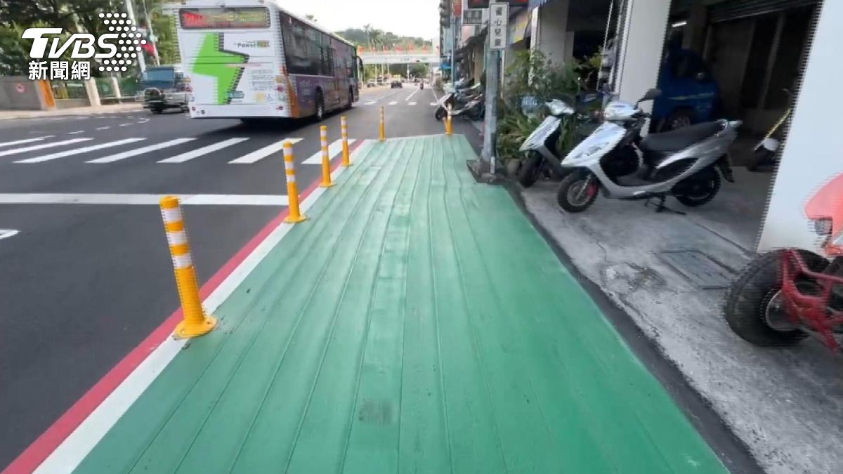 霧峰中正路設防撞桿　居民怒：阻進出。(圖／TVBS)  