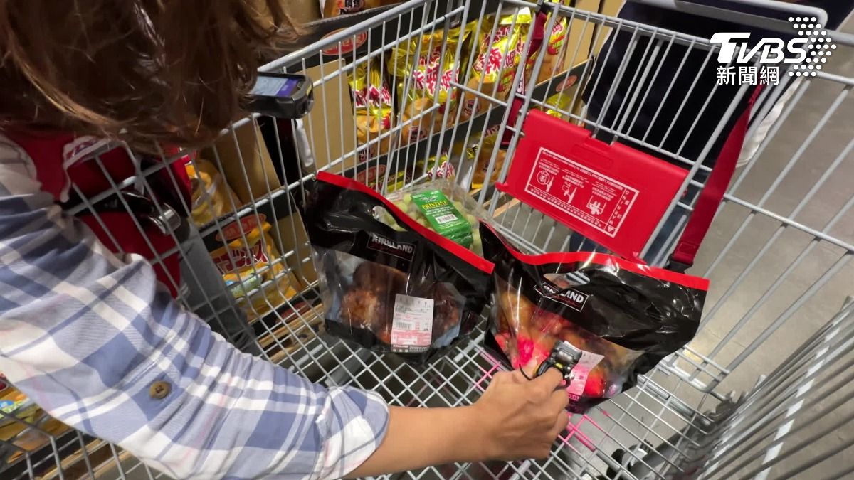 從從容容隨車結帳!美式賣場人工掃碼免搬貨。(圖/TVBS)