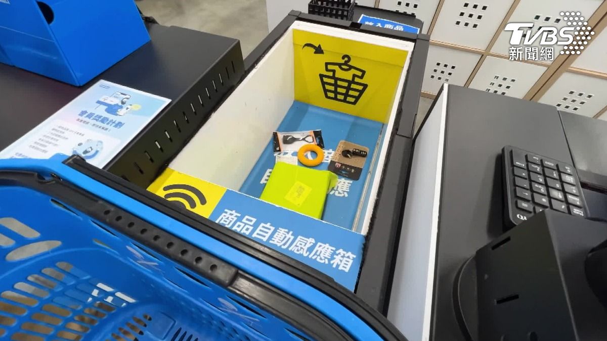 RFID系統,體育用品店機器秒辨識。(圖/TVBS)