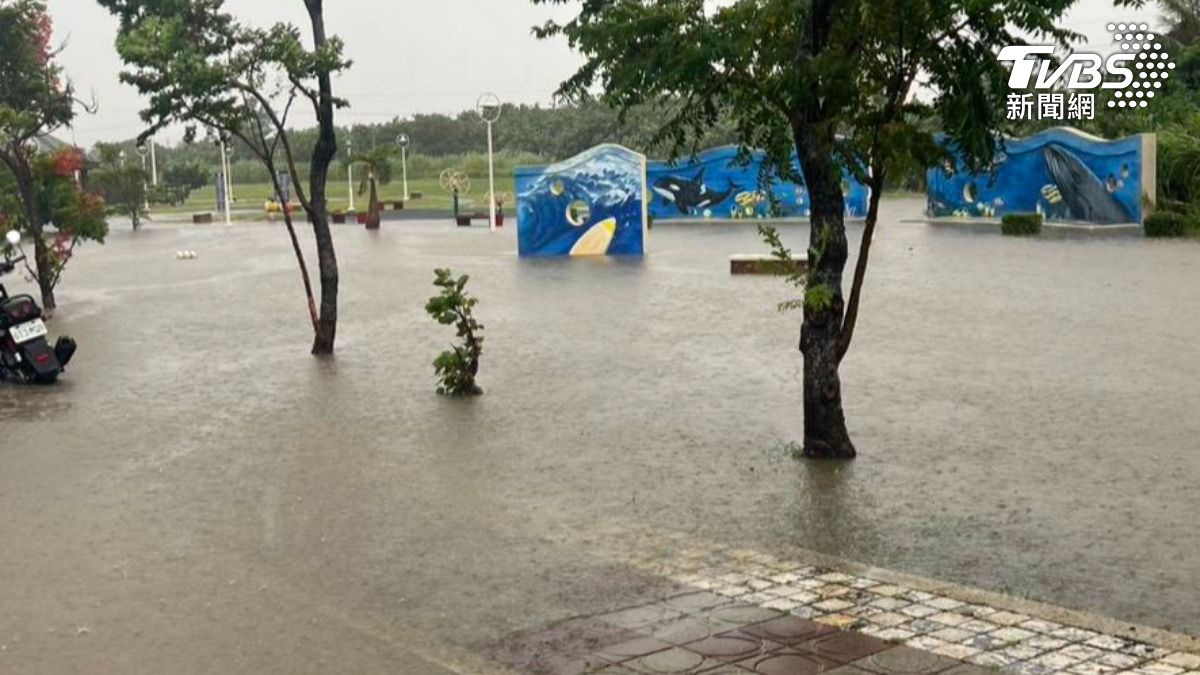 桃園暴雨釀災，舊南崁溪變「泥漿」民眾怨。（圖／TVBS）