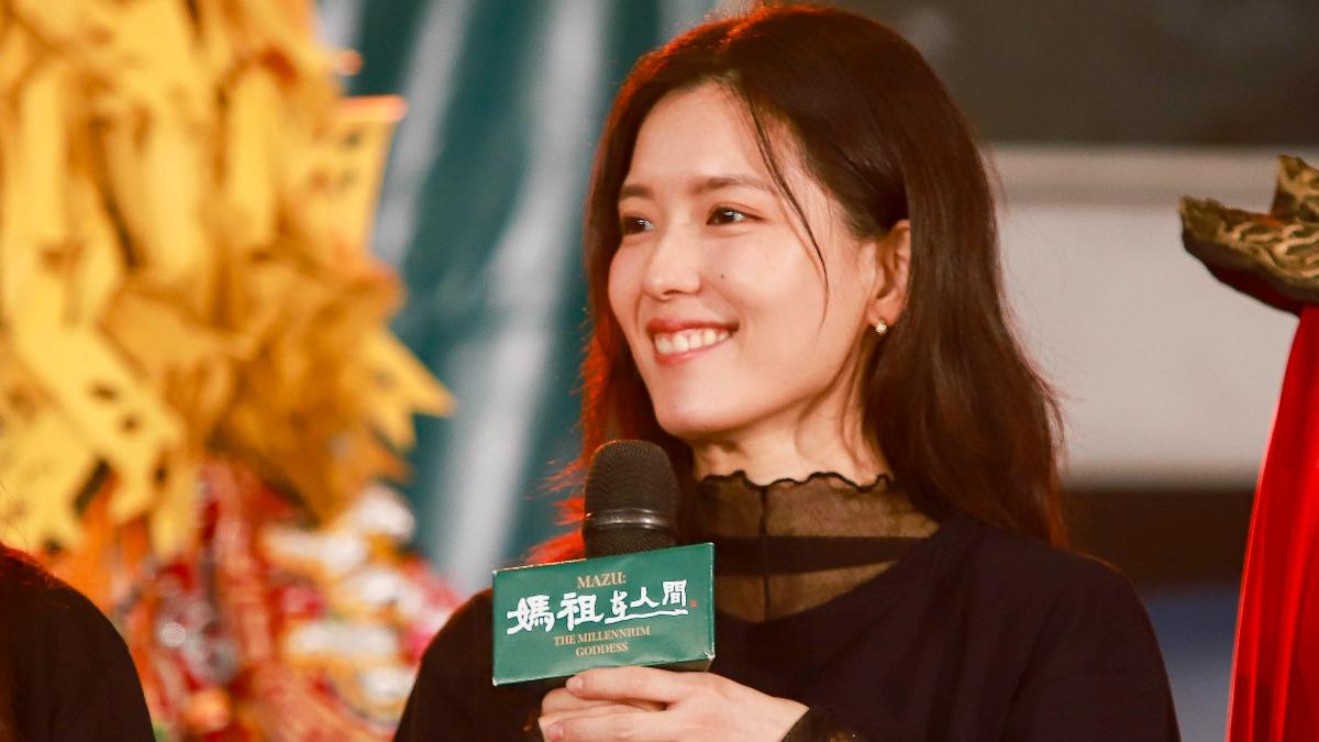 睦媄嘗試網紅媽祖新角色。(圖/民視提供)